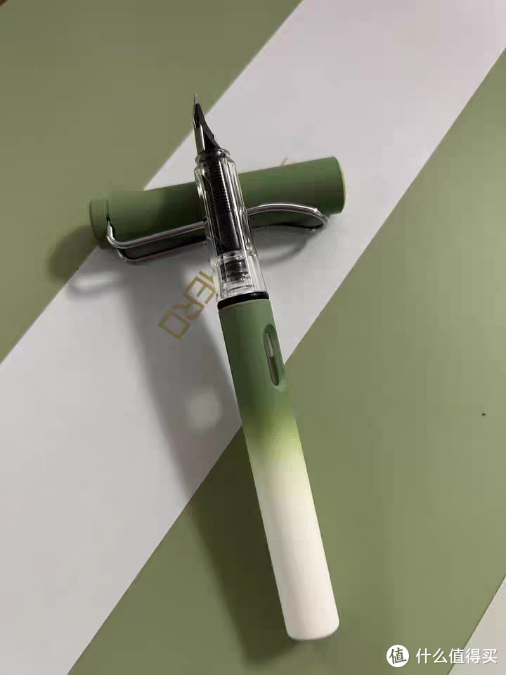 青草绿渐变色钢笔，中学生必备的文具